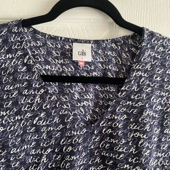 CABI Women's Te Amo Love Script Spell Out Blouse Navy Top size Small - Picture 2 of 8